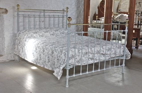 King Size Classic Victorian Brass and Iron Bed with Attractive Simple Detail