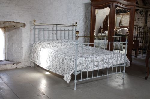 fig 1. King size Classic Victorian brass and iron bed with attractive simple detail
