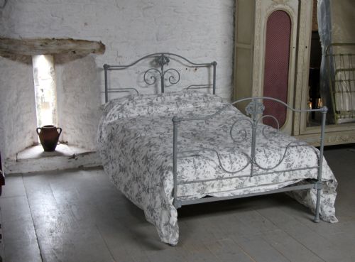 fig 1. Pretty three quarter size forged iron bed 