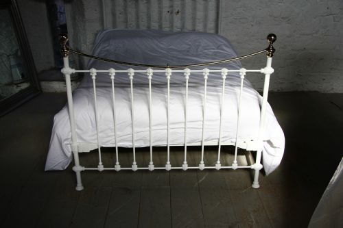 fig 2. Classic Victorian white and brass dip rail double bed