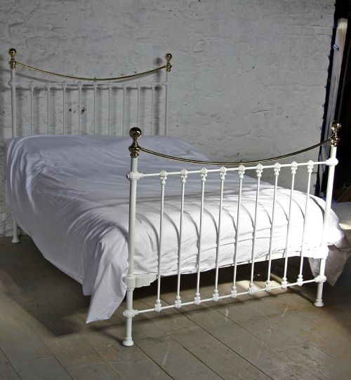 Classic Victorian White and Brass Dip Rail Double Bed