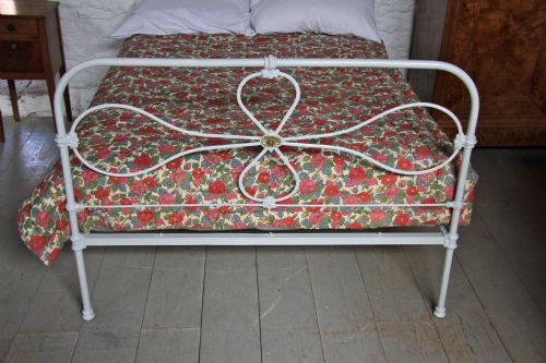 fig 1. Simple Irish iron double bed