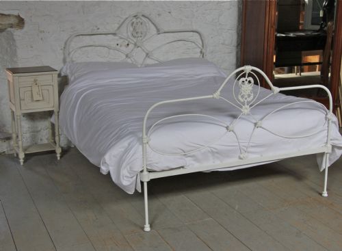 Pretty Early All Iron King Size Aged White Bed