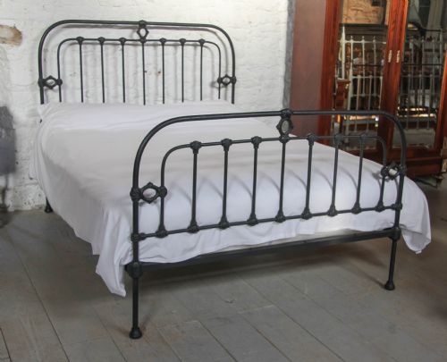 Hand Finished in Black Simple Attractive All Iron King Size