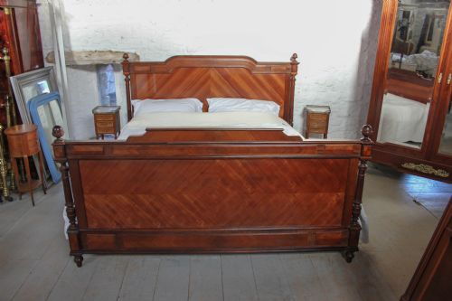 fig 1. Mahogany and Rosewood Henri 11 Super king size