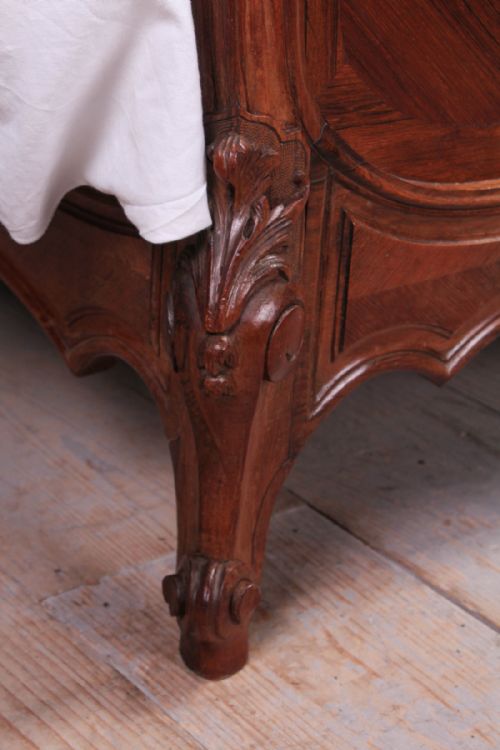 fig 3. Quarter veneer Rosewood 5Ft king size Louis XV style