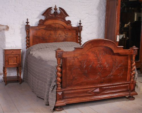 Impressive Solid Walnut 5ft King Size Bed with Barley Twist Posts