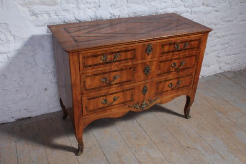 EARLY LOUIS XV STYLE FRUIT WOOD CHEST OF DRAWERS - ADDITIONAL PHOTO 1