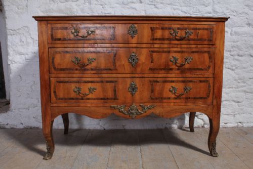 EARLY LOUIS XV STYLE FRUIT WOOD CHEST OF DRAWERS - ADDITIONAL PHOTO 2