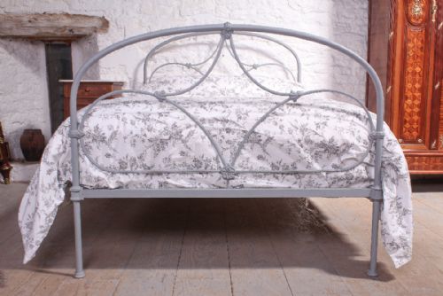 fig 1. Pretty Irish iron three quarter bed