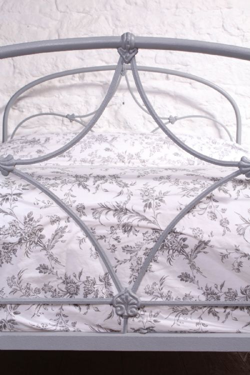 fig 2. Pretty Irish iron three quarter bed