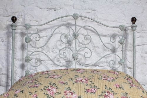 fig 1. Very pretty single no end early iron bed