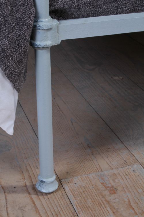 fig 2. Attractive simple classic Victorian king size bed