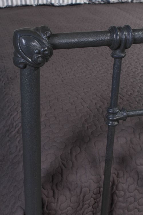 fig 1. Exceptional 5Ft king size iron bed