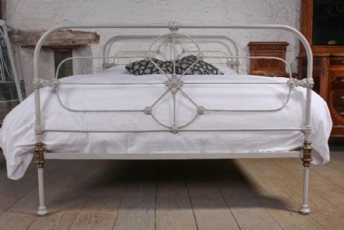 fig 1. 5Ft kingsize Irish iron bed with brass knees