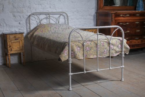Pretty and Simple Single Iron Bed