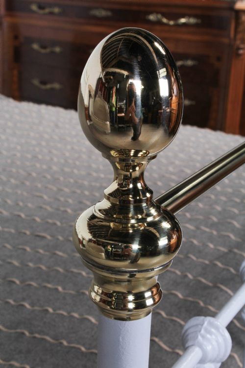 fig 2. Lovely classic Victorian 5Ft king size brass and iron