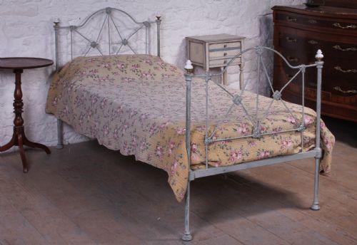 Pretty Hand Finished Single Iron Bed with Porcelain Knobs
