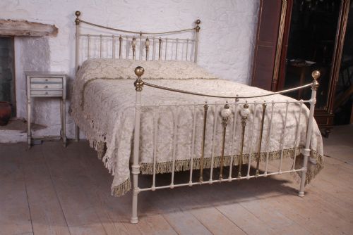 Classic Victorian Dip Rail Bed with Porcelain Detail
