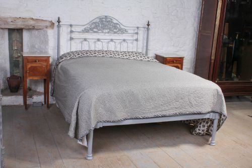 Very Pretty  Winfield No End King Size Iron and Brass Bed