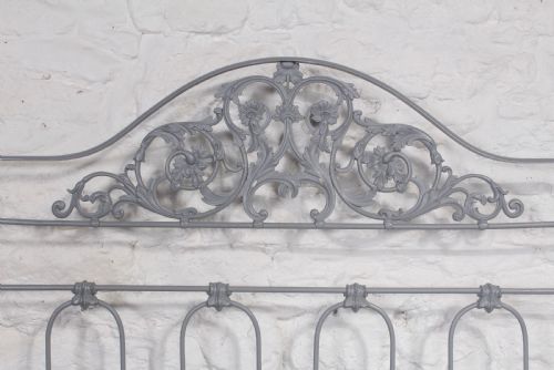 fig 1. Very pretty  Winfield no end king size iron and brass bed