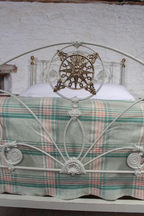 fig 2. Very pretty king size 5Ft brass and iron bed 
