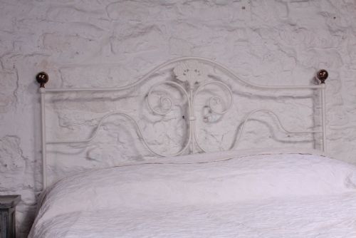 fig 1. Pretty forged iron low end bed
