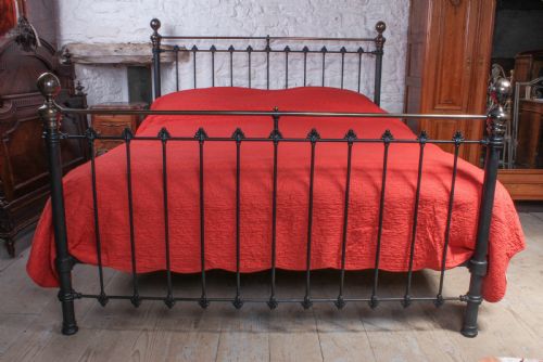 fig 1. Handsome classic Victorian 6Ft super king size bed