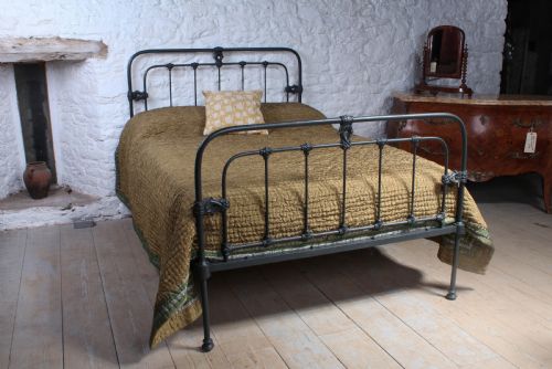 Fashinably Simple Victorian Double Iron Bed