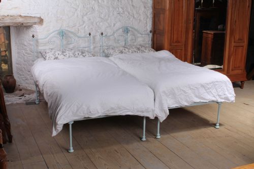 Pretty Pair of Forged Iron No End Single Beds (Can Be Joined)