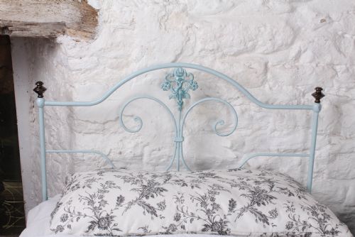 fig 3. Pretty pair of forged iron no end single beds (can be joined)