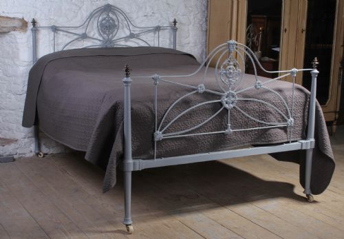 Lovely King Size Winfield Bed with Taper Posts