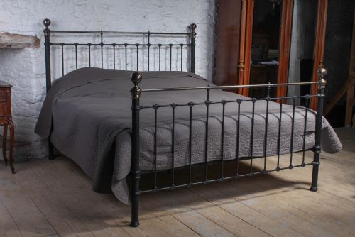 Handsome Super King Size 6ft Classic Victorian Brass and Iron Bed