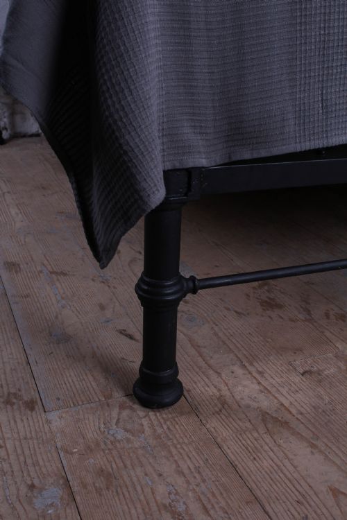 fig 1. 6Ft Handsome classic Victorian no end bed.