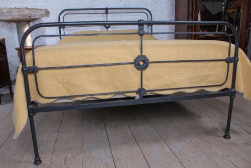 fig 3. Very nice simple Irish 5ft king size iron bed