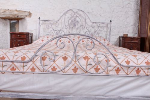 fig 1. Very pretty forged iron king size bed