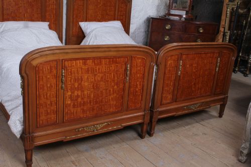 HANDSOME PAIR OF FRUITWOOD AND PARQUETRY LARGE SINGLE BEDS - ADDITIONAL PHOTO 3