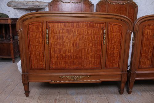 HANDSOME PAIR OF FRUITWOOD AND PARQUETRY LARGE SINGLE BEDS - ADDITIONAL PHOTO 4