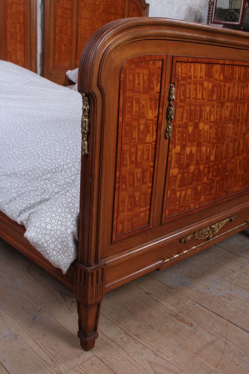 HANDSOME PAIR OF FRUITWOOD AND PARQUETRY LARGE SINGLE BEDS - ADDITIONAL PHOTO 7
