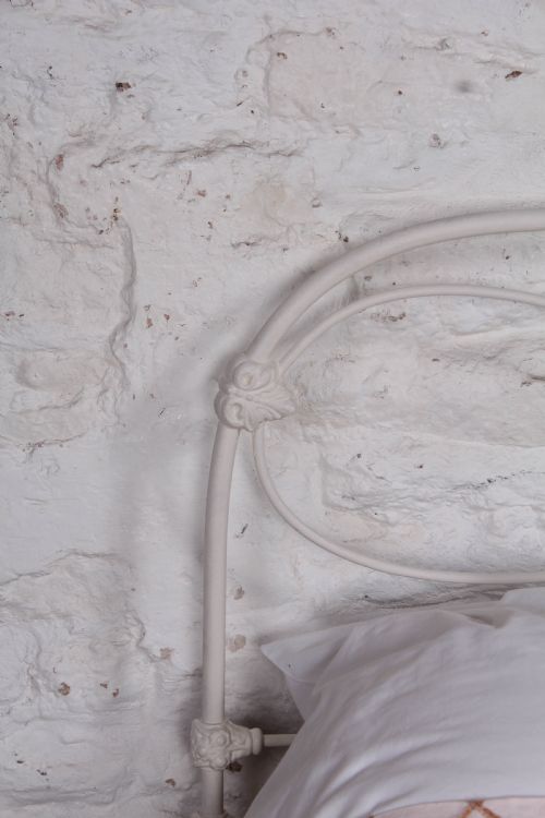 fig 2. Pleasingly shaped all iron Irish king size no end bed