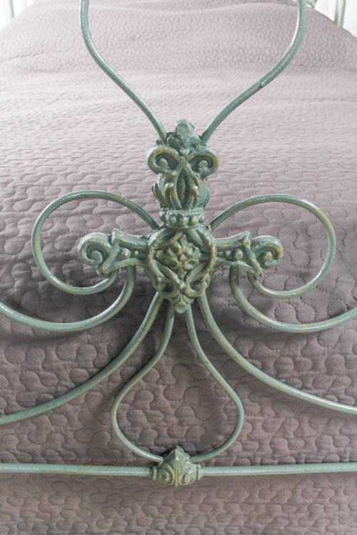 fig 1. Absolutely lovely King size brass and iron bed by Winfield and Co