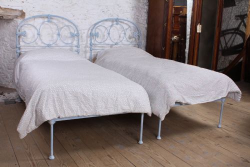 Very Pretty Pair of No End Single Iron Beds (Ca Be Joined)