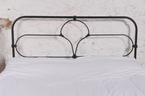 fig 1. Pleasingly simple Irish 5' king size no end bed