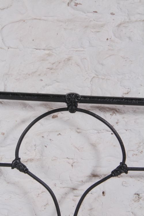 fig 2. Pleasingly simple Irish 5' king size no end bed