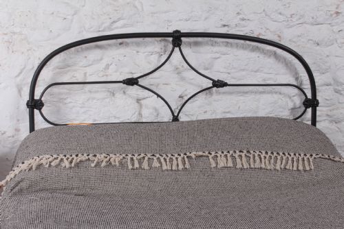 fig 1. Simple Irish all iron no end double bed