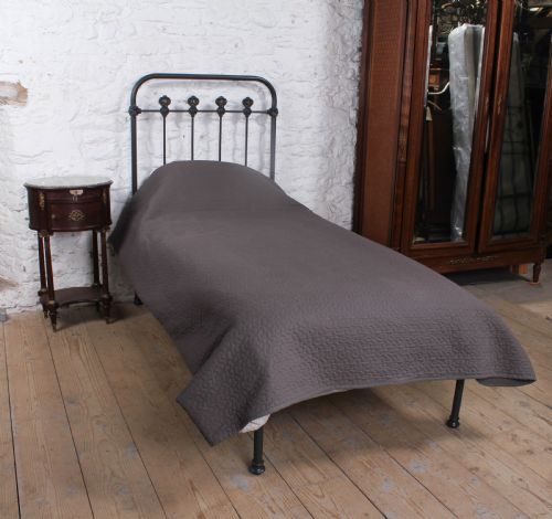 STRIKING VICTORIAN PLATFORM STYLE SINGLE BED