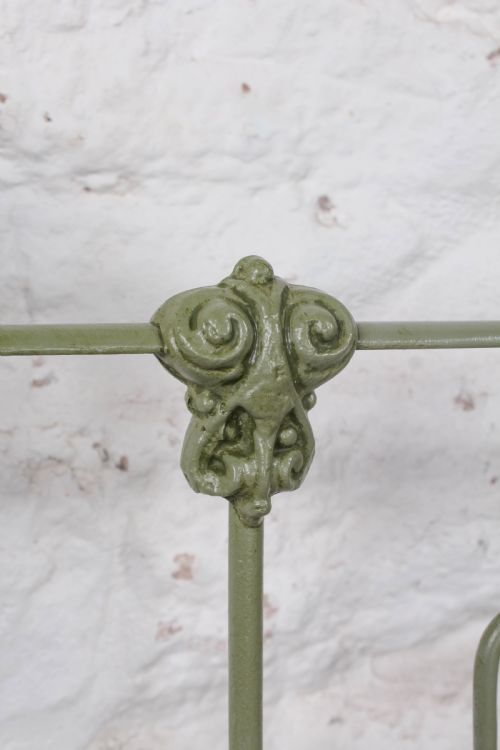 fig 4. Strikingly attractive Victorian King-size No-end Bed