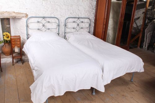 Attractive Pair of Decorative Victorian Iron No End Single Beds
