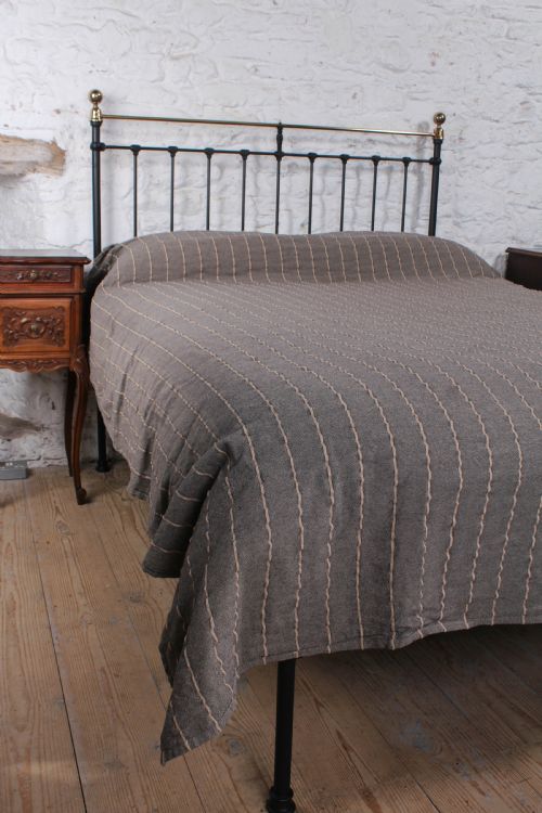 fig 5. Classic Victorian No End Black King Size Bed