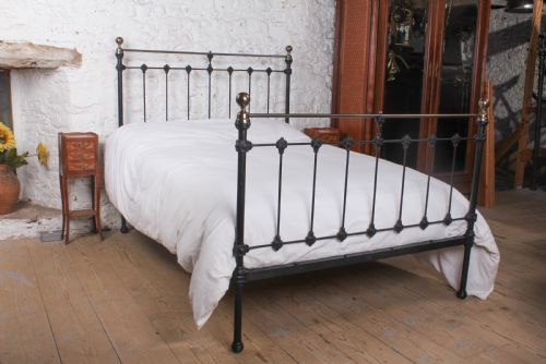 Classic Victorian Black and Brass Straight Rail Double Bed